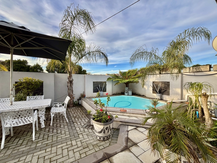 3 Bedroom Property for Sale in Loucharmante Western Cape